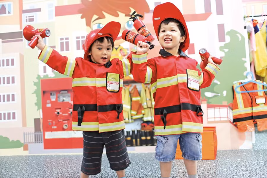 Một ngày làm nhân viên cứu hỏa của học sinh Singapore. Ảnh: IT
