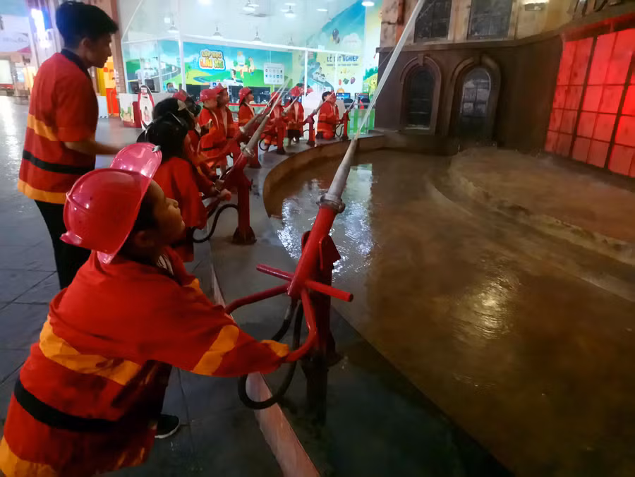 Hoạt động trải nghiệm làm lính cứu hoả của học sinh tiểu học Trường Tiểu học, Trung học cơ sở, Trung học phổ thông Quốc tế Canada hệ Song ngữ (Quận 7, TPHCM).