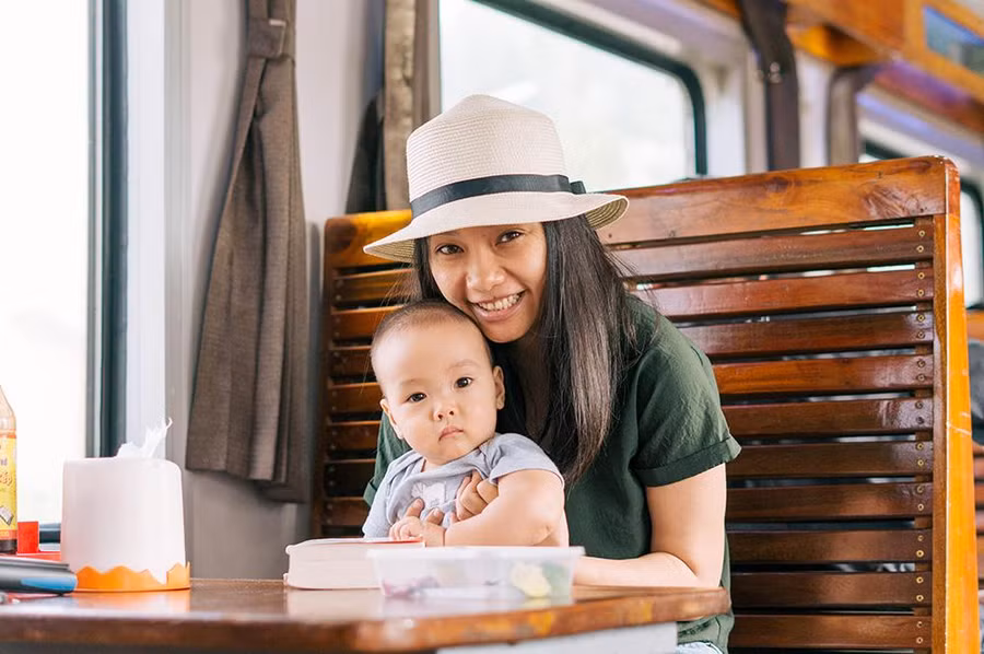 Việc sử dụng phương tiện giao thông công cộng mang lại nhiều lợi ích cho trẻ.