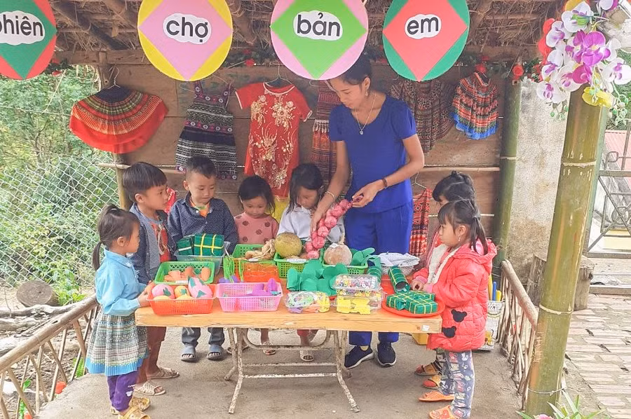 Cô trò Trường Mầm non Suối Lư (huyện Điện Biên Đông) tham gia góc trải nghiệm Phiên chợ ngày Tết. Ảnh: NTCC Cô trò Trường Mầm non Suối Lư (huyện Điện Biên Đông) tham gia góc trải nghiệm Phiên chợ ngày Tết. Ảnh: NTCC