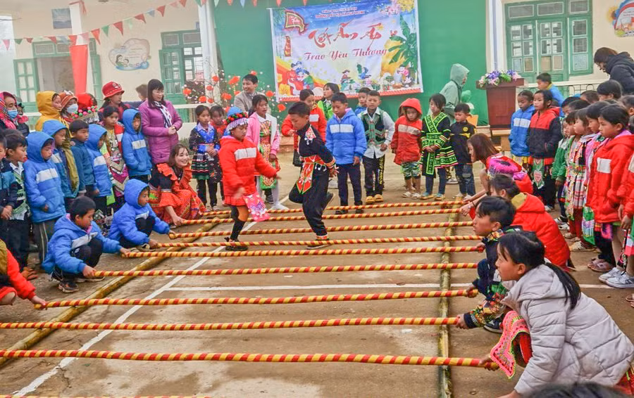 Học sinh điểm bản Nậm Ty, Trường Tiểu học Hua Thanh (huyện Điện Biên) tham gia nhảy sạp. Ảnh: NTCC