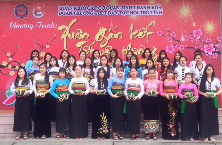 Học sinh Trường THPT Dân tộc Nội trú Thanh Hóa nhận bánh chưng Tết của nhà trường. Ảnh: NTCC Học sinh Trường THPT Dân tộc Nội trú Thanh Hóa nhận bánh chưng Tết của nhà trường. Ảnh: NTCC