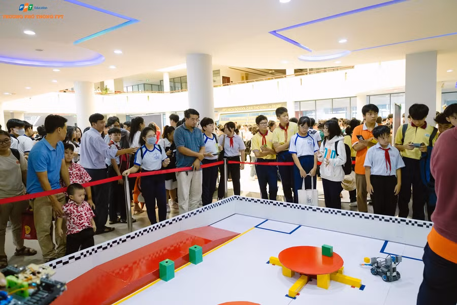Tất cả gian hàng công nghệ sôi nổi thu hút học sinh.