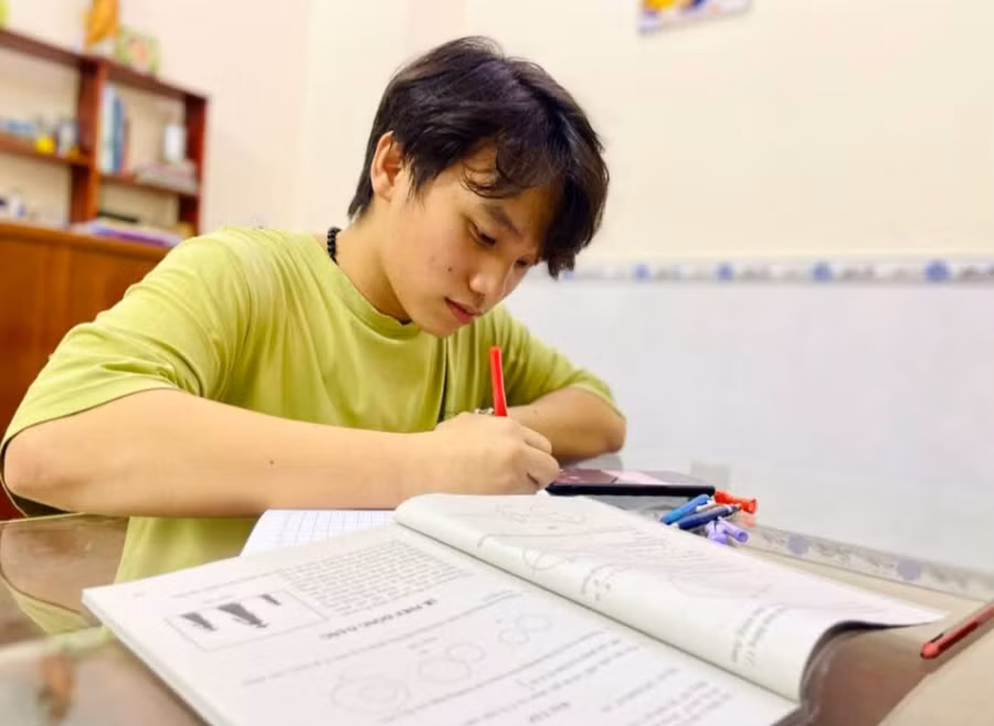 Năm học mới này em Nguyễn Đức Bảo xác định sẽ phấn đấu học tập để thi đậu vào đại học. Năm học mới này em Nguyễn Đức Bảo xác định sẽ phấn đấu học tập để thi đậu vào đại học.