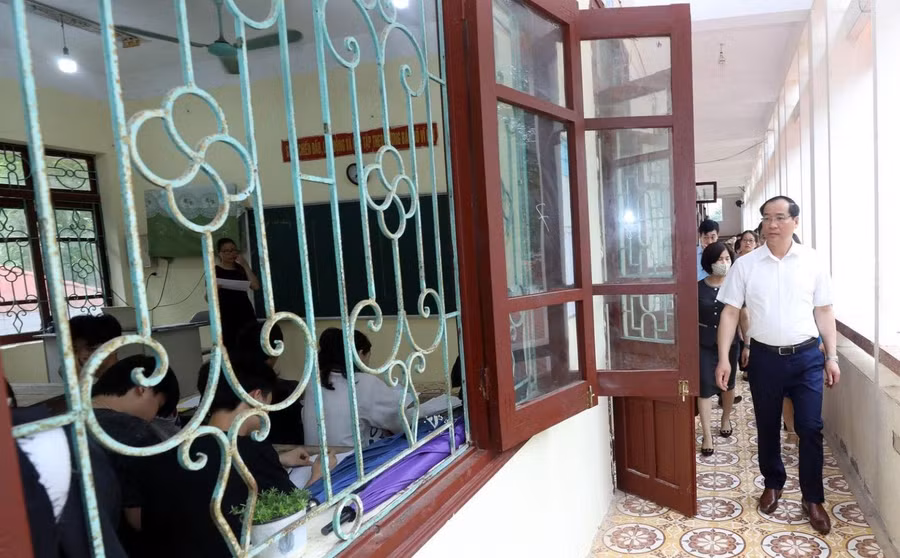 Lãnh đạo tỉnh cùng đoàn kiểm tra tỉnh Lạng Sơn đến điểm thi kiểm tra công tác coi thi. Ảnh: NVCC Lãnh đạo tỉnh cùng đoàn kiểm tra tỉnh Lạng Sơn đến điểm thi kiểm tra công tác coi thi. Ảnh: NVCC