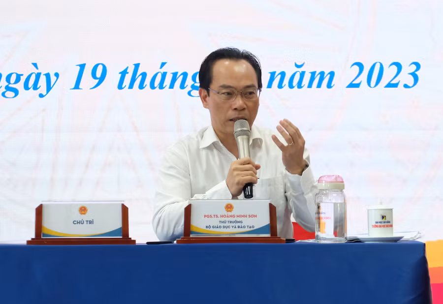 Thứ trưởng Bộ GD&amp;ĐT Hoàng Minh Sơn phát biểu tại Hội thảo.