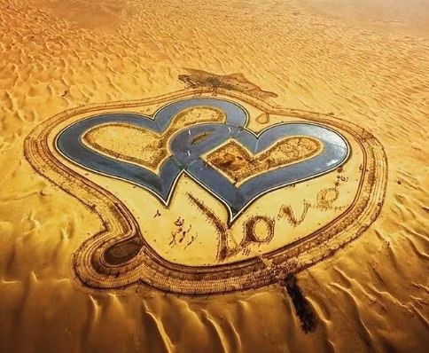 Hồ tình yêu với hai trái tim lồng vào nhau giữa sa mạc ở Dubai.