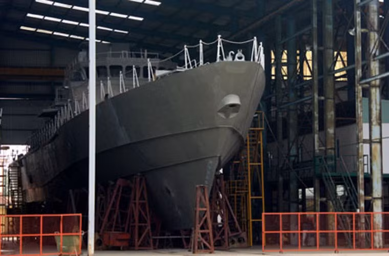 Nhà máy Hồng Hà đang trong quá trình đóng tàu pháo thứ 3 TT400TP để tiếp tục trang bị cho các đơn vị hải quân làm nhiệm vụ bảo vệ biển, đảo đất nước. Nhà máy Hồng Hà đang trong quá trình đóng tàu pháo thứ 3 TT400TP để tiếp tục trang bị cho các đơn vị hải quân làm nhiệm vụ bảo vệ biển, đảo đất nước.