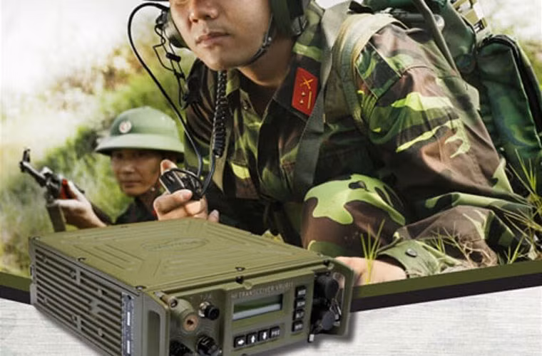 Máy thu phát vô tuyến điện sóng ngắn đơn biên quân dụng VRU611 được sử dụng để liên lạc không phải tìm kiếm và vi chỉnh trong dải tần số từ 30MHz đến 15,9999MHz. Dùng bộ dao động thạch anh bù nhiệt độ làm nguồn tấn số chuẩn, bộ tổ hợp tần số sử dụng mạch DDS nên thiết bị có tính ổn định tần số cao và thời gian thiết lập rất ngắn. Ngoài ra, máy có thể nhớ tần số công tác, chế độ công tác, hiển thị và quét kênh nhớ, tự động kiểm tra trạng thái thông mạch, tự động điều hướng ăng ten với thời gian điều hướng ngắn, độ chính xác cao. Nguồn: Tiền Phong Máy thu phát vô tuyến điện sóng ngắn đơn biên quân dụng VRU611 được sử dụng để liên lạc không phải tìm kiếm và vi chỉnh trong dải tần số từ 30MHz đến 15,9999MHz. Dùng bộ dao động thạch anh bù nhiệt độ làm nguồn tấn số chuẩn, bộ tổ hợp tần số sử dụng mạch DDS nên thiết bị có tính ổn định tần số cao và thời gian thiết lập rất ngắn. Ngoài ra, máy có thể nhớ tần số công tác, chế độ công tác, hiển thị và quét kênh nhớ, tự động kiểm tra trạng thái thông mạch, tự động điều hướng ăng ten với thời gian điều hướng ngắn, độ chính xác cao. Nguồn: Tiền Phong