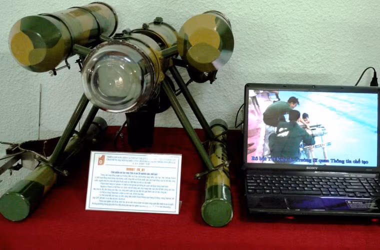 Liên quan tới lĩnh vực UAV, Trường Sĩ quan Thông tin đã chế tạo thành công robot do thám dưới nước YK-01 dùng để hỗ trợ đơn vị đặc công hải quân. Liên quan tới lĩnh vực UAV, Trường Sĩ quan Thông tin đã chế tạo thành công robot do thám dưới nước YK-01 dùng để hỗ trợ đơn vị đặc công hải quân.