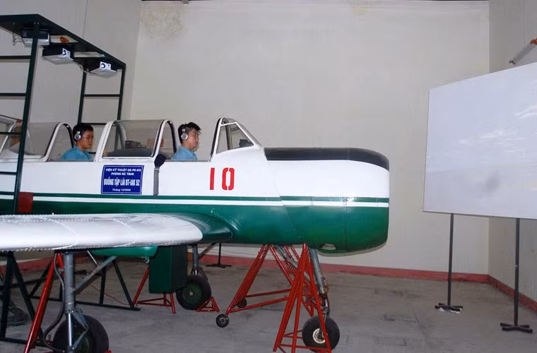 Các cán bộ giảng viên Trường Sĩ quan Không quân cũng tự chế tạo buồng lái mô phỏng máy bay huấn luyện sơ cấp Yak-52 phục vụ đào tạo bay cho học viên. Các cán bộ giảng viên Trường Sĩ quan Không quân cũng tự chế tạo buồng lái mô phỏng máy bay huấn luyện sơ cấp Yak-52 phục vụ đào tạo bay cho học viên.
