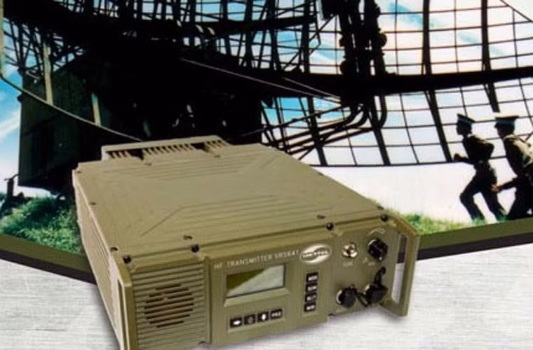 Máy thu phát vô tuyến điện sóng ngắn VRS641 được sử dụng để triển khai trong các trạm phát trong toàn quân. Khi làm việc ở công suất cao, máy có thể liên lạc được ở cự ly 2.000 km. Thiết bị này được tích hợp thêm các tính năng mới như khả năng nhớ tần số công tác, hiển thị và quét kênh nhớ; giao tiếp với PC để tự động nhận lệnh truyền các các tin đã biên dịch từ chữ cái dưới dạng Morse và phát khi được kích hoạt. Nguồn: Tiền Phong Máy thu phát vô tuyến điện sóng ngắn VRS641 được sử dụng để triển khai trong các trạm phát trong toàn quân. Khi làm việc ở công suất cao, máy có thể liên lạc được ở cự ly 2.000 km. Thiết bị này được tích hợp thêm các tính năng mới như khả năng nhớ tần số công tác, hiển thị và quét kênh nhớ; giao tiếp với PC để tự động nhận lệnh truyền các các tin đã biên dịch từ chữ cái dưới dạng Morse và phát khi được kích hoạt. Nguồn: Tiền Phong