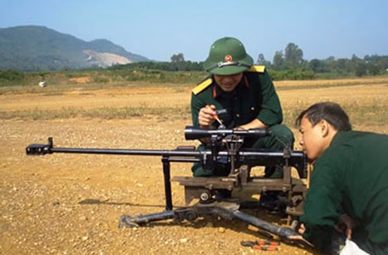 Trong lĩnh vực phát triển vũ khí, trang bị cho lực lượng trên bộ, Viện Vũ khí (Tổng cục Công nghiệp Quốc phòng) đã nghiên cứu chế tạo thành công súng bắn tỉa hạng nặng cỡ nòng 12,7mm cùng kính ngắm. Súng đạt tầm bắn hiệu quả tới 1.200m, có thể diệt mục tiêu thiết giáp hạng nhẹ. Trong lĩnh vực phát triển vũ khí, trang bị cho lực lượng trên bộ, Viện Vũ khí (Tổng cục Công nghiệp Quốc phòng) đã nghiên cứu chế tạo thành công súng bắn tỉa hạng nặng cỡ nòng 12,7mm cùng kính ngắm. Súng đạt tầm bắn hiệu quả tới 1.200m, có thể diệt mục tiêu thiết giáp hạng nhẹ.