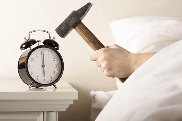 Mối nguy hại khôn lường từ việc liên tục tắt chuông báo thức đi rồi ngủ lại