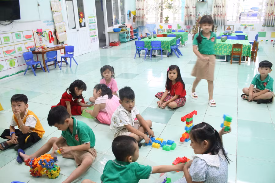 Trẻ trong giờ chơi tại Trường Mầm non Sơn Ca (quận Bình Thủy, TP Cần Thơ). Ảnh: Q. Ngữ Trẻ trong giờ chơi tại Trường Mầm non Sơn Ca (quận Bình Thủy, TP Cần Thơ). Ảnh: Q. Ngữ
