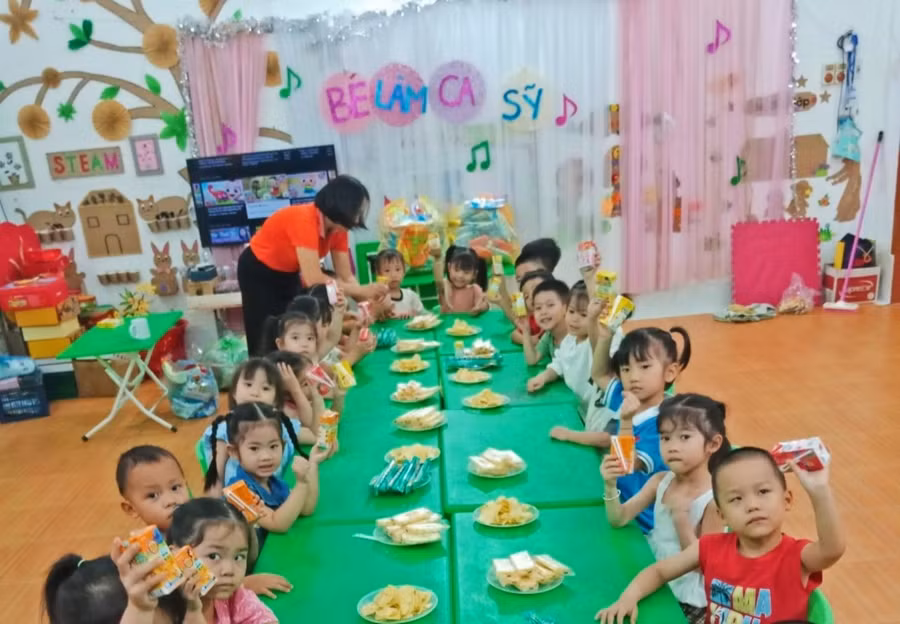 Cô trò Trường Mầm non Chiềng Sinh, TP Sơn La (Sơn La). Ảnh: Hà Hoàng. Cô trò Trường Mầm non Chiềng Sinh, TP Sơn La (Sơn La). Ảnh: Hà Hoàng.
