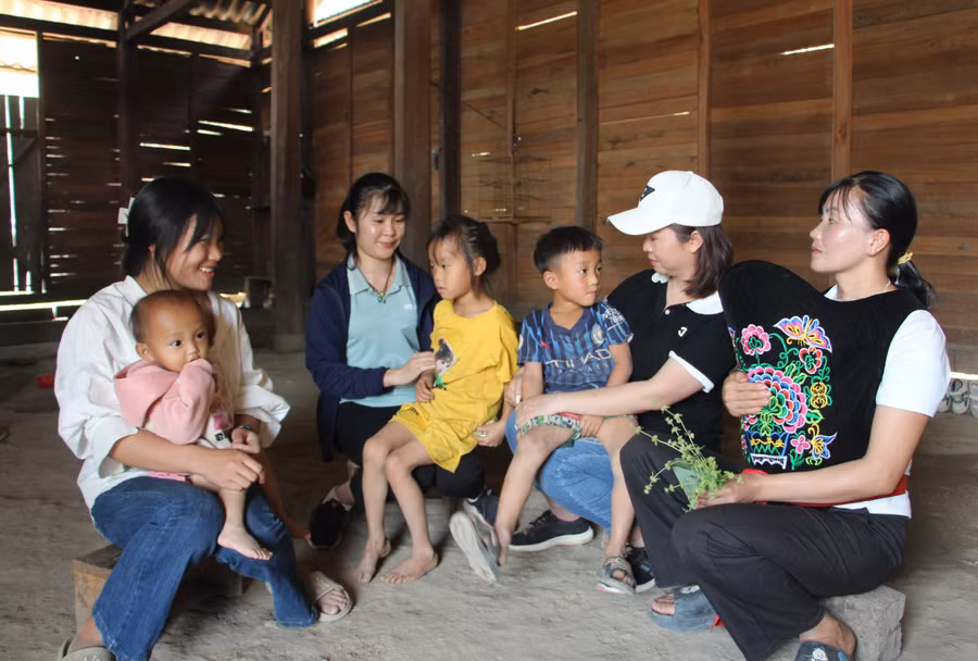 Giáo viên Trường Mầm non Mường Mươn số 2, huyện Mường Chà (Điện Biên) vận động học sinh đến lớp. Ảnh: Hà Thuận Giáo viên Trường Mầm non Mường Mươn số 2, huyện Mường Chà (Điện Biên) vận động học sinh đến lớp. Ảnh: Hà Thuận