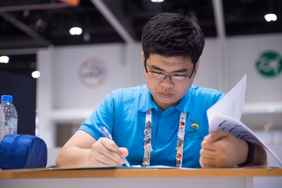 Trần Nguyễn Bá Phước làm bài thi tại Dubai