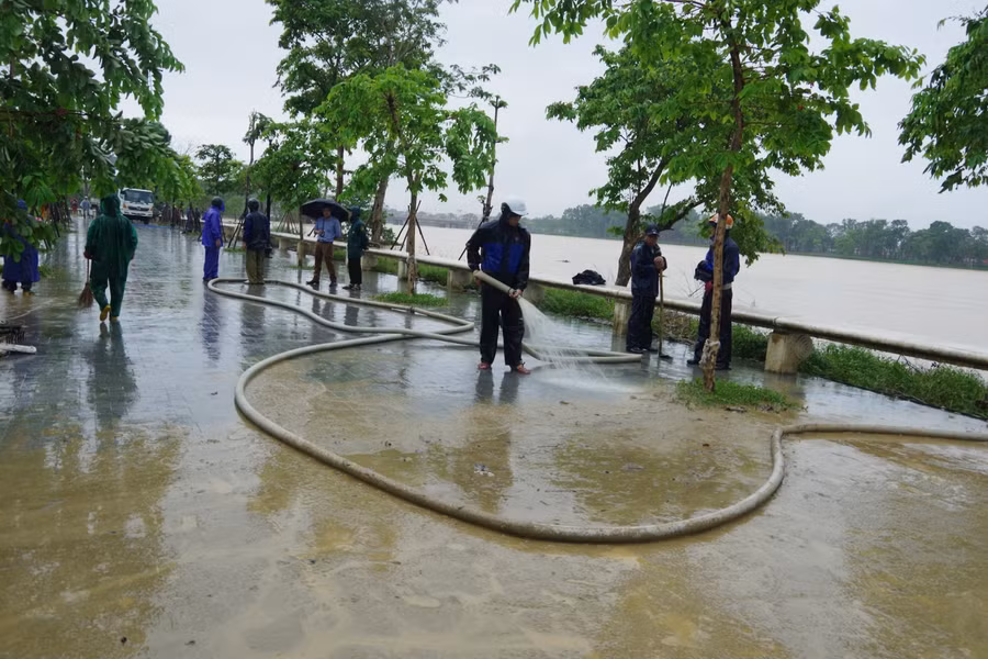 "Bóng áo xanh" góp sức dọn quang bùn đất sau lũ lụt ảnh 5