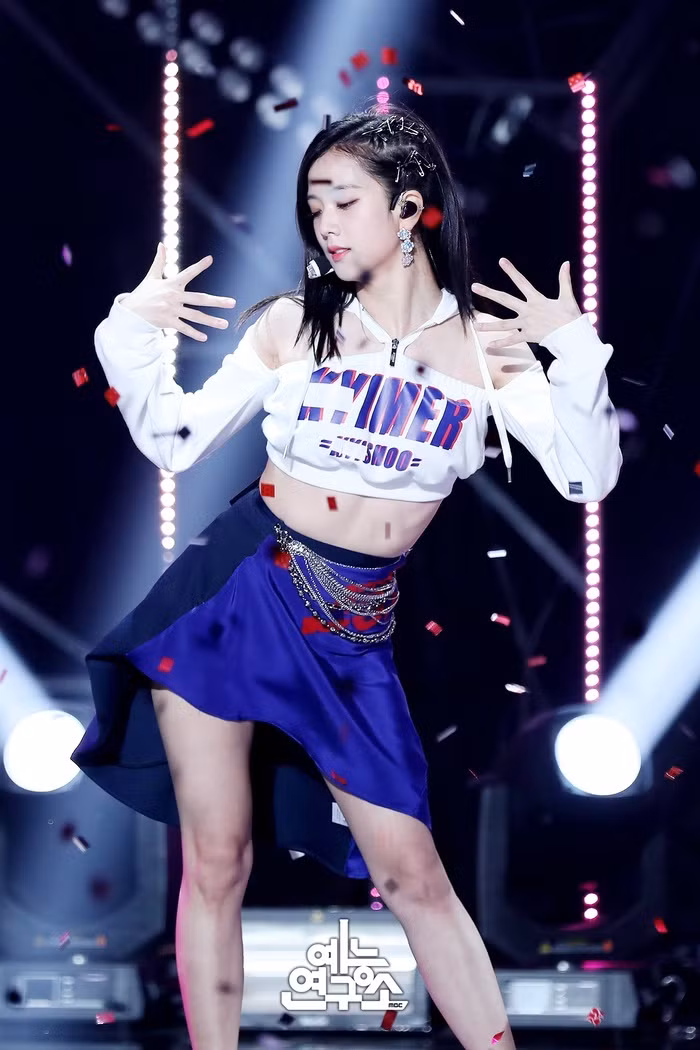 4 món phụ kiện không thể thiếu, tôn lên nhan sắc ngọt ngào của Jisoo BlackPink ảnh 8