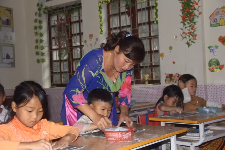 Cô - trò Trường Tiểu học Nậm Cắn 1 (Kỳ Sơn, Nghệ An). Ảnh: TG