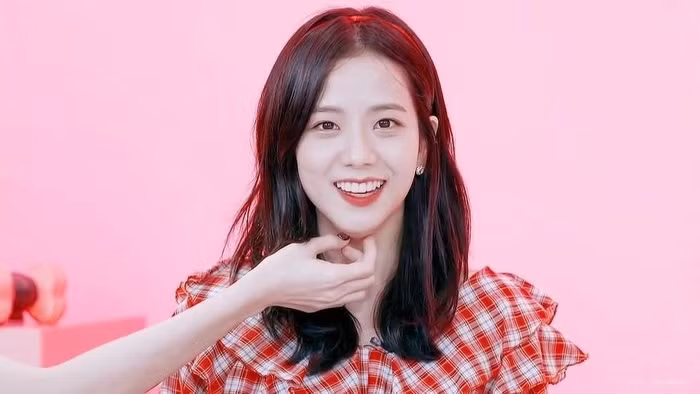 4 món phụ kiện không thể thiếu, tôn lên nhan sắc ngọt ngào của Jisoo BlackPink ảnh 1