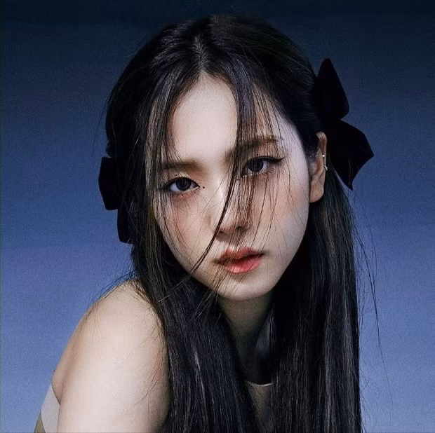 4 món phụ kiện không thể thiếu, tôn lên nhan sắc ngọt ngào của Jisoo BlackPink ảnh 3