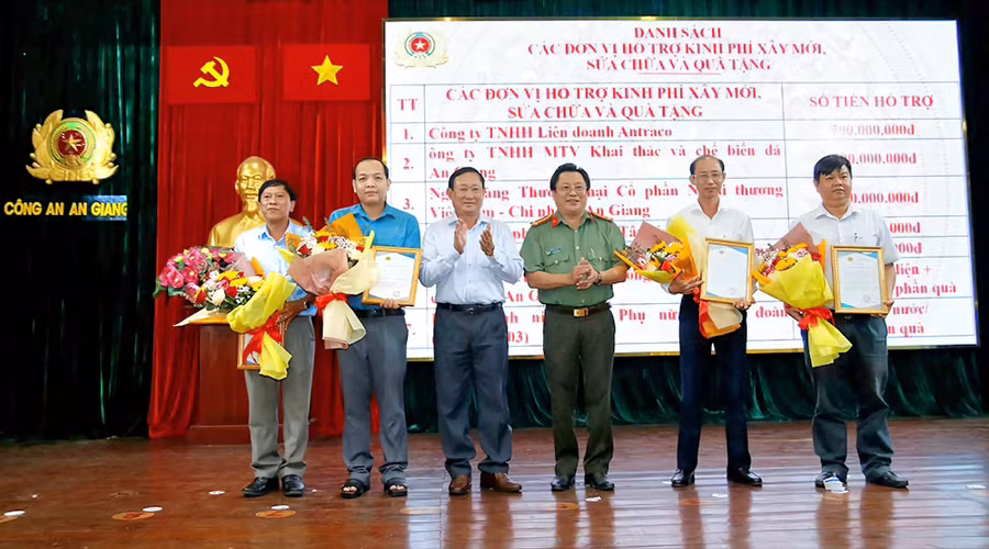 Lãnh đạo Công an tỉnh, lãnh đạo Ủy ban MTTQ Việt Nam tỉnh An Giang trao hoa và thư cảm tạ cho các nhà tài trợ.
