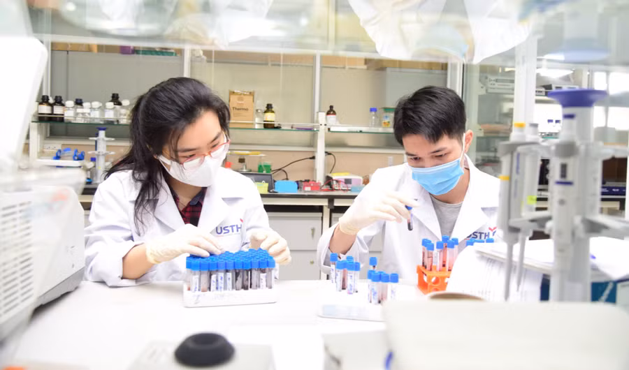 Sinh viên Trường Đại học Khoa học và Công nghệ Hà Nội nghiên cứu khoa học. Ảnh: NTCC Sinh viên Trường Đại học Khoa học và Công nghệ Hà Nội nghiên cứu khoa học. Ảnh: NTCC