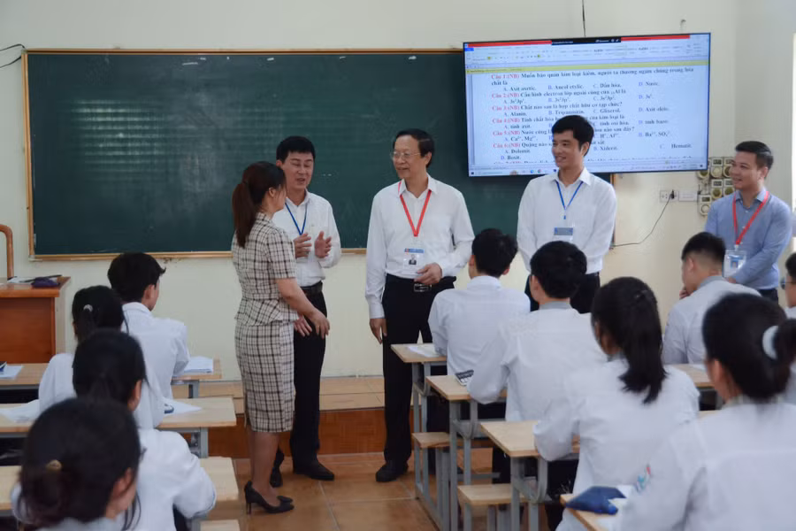 Thứ trưởng Phạm Ngọc Thưởng động viên thầy trò Trường THPT Gia Viễn B, Ninh Bình trước Kỳ thi tốt nghiệp THPT.