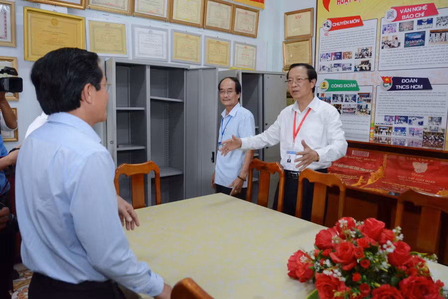 Thứ trưởng Phạm Ngọc Thưởng kiểm tra tại Điểm thi Trường THPT Hồ Thị Kỷ, Cà Mau.