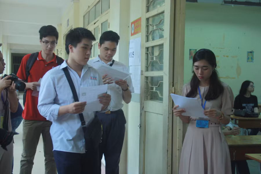 Cán bộ coi thi tốt nghiệp THPT gọi thí sinh vào phòng thi.