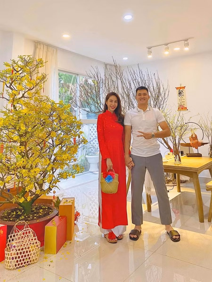 Cặp đôi tuổi sửu - vợ chồng ca sĩ Thủy Tiên và Công Vinh rạng rỡ trong ngày đầu tiên của năm mới.