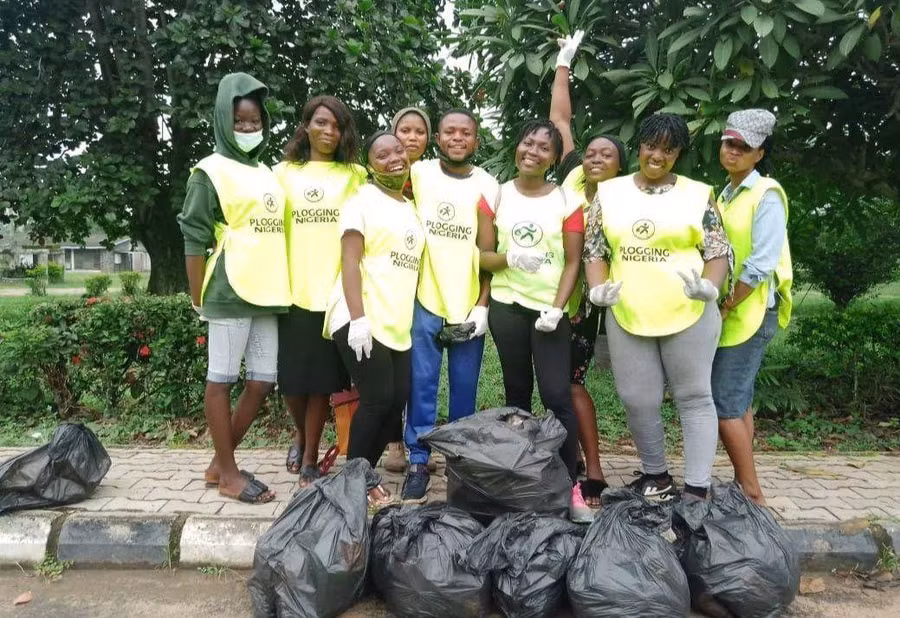 Sinh viên Nigeria tham gia câu lạc bộ Plogging. Sinh viên Nigeria tham gia câu lạc bộ Plogging.
