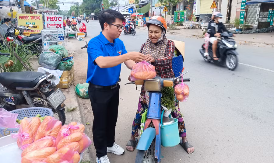 Thầy Tráng tham gia hoạt động tình nguyện phát bánh mì cho người lao động khó khăn tại TP Vị Thanh.