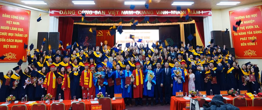 Các học viên Trường ĐH Lâm nghiệp trong ngày nhận bằng tốt nghiệp thạc sĩ, tiến sĩ. Ảnh: Website nhà trường Các học viên Trường ĐH Lâm nghiệp trong ngày nhận bằng tốt nghiệp thạc sĩ, tiến sĩ. Ảnh: Website nhà trường