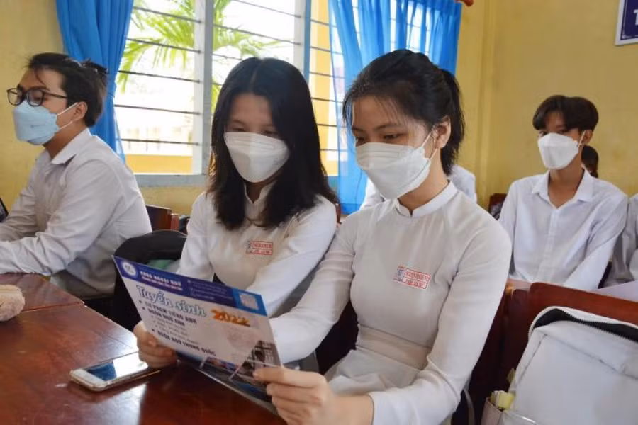 Hướng nghiệp kịp thời giúp học sinh lựa chọn đúng con đường học tập. Hướng nghiệp kịp thời giúp học sinh lựa chọn đúng con đường học tập.
