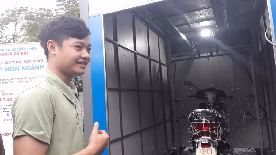 Máy rửa xe tự động được nhóm SV năm cuối khoa Cơ khí, Trường ĐH Bách khoa sáng chế theo đơn đặt hàng của doanh nghiệp