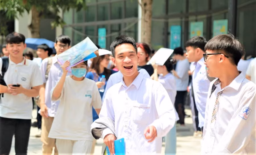 Niềm vui của thí sinh Hà Nội sau khi hoàn thành phần thi tổ hợp Kỳ thi tốt nghiệp THPT 2023. Ảnh minh họa: INT Niềm vui của thí sinh Hà Nội sau khi hoàn thành phần thi tổ hợp Kỳ thi tốt nghiệp THPT 2023. Ảnh minh họa: INT