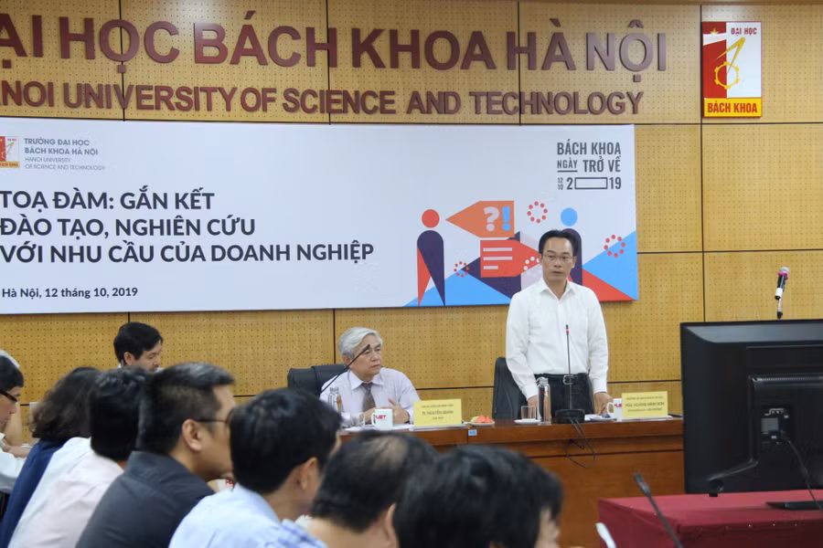 PGS.TS Hoàng Minh Sơn - Hiệu trưởng Trường ĐH Bách khoa Hà Nội phát biểu khai mạc tọa đàm. PGS.TS Hoàng Minh Sơn - Hiệu trưởng Trường ĐH Bách khoa Hà Nội phát biểu khai mạc tọa đàm.