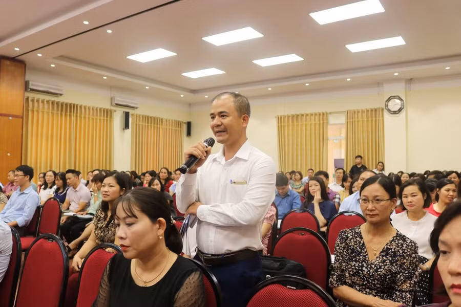 Giáo viên, cán bộ quản lý cốt cán chia sẻ tại khóa tập huấn.