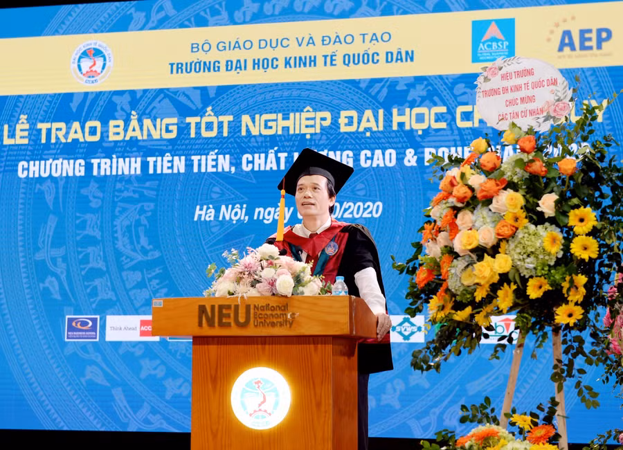 PGS.TS Phạm Hồng Chương – Hiệu trưởng nhà trường phát biểu tại buổi lễ
