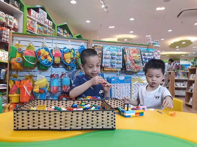 Fahasa Đà Nẵng xây dựng thêm góc vui chơi ở gian hàng đồ chơi trẻ em.