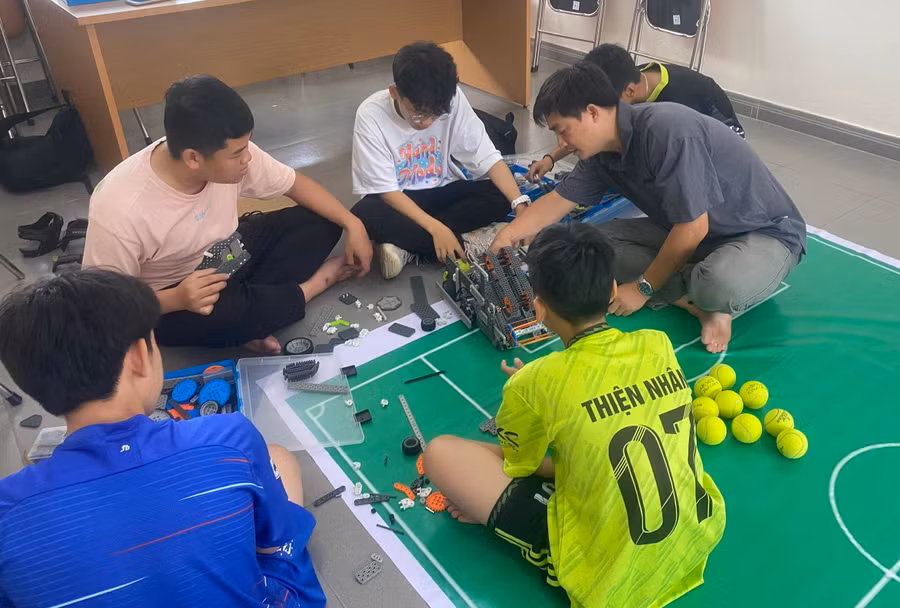 Thầy Đoàn Tuấn Anh cùng thành viên “CLB STEM Robotics Liên Việt. 