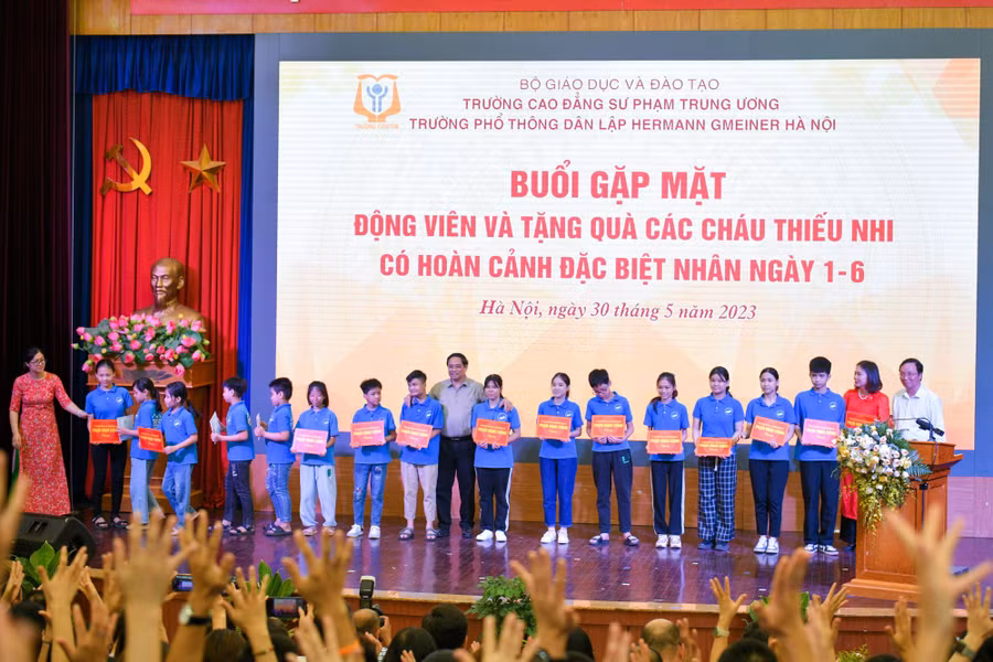 Thủ tướng trao tặng học bổng cho những học sinh có hoàn cảnh đặc biệt.