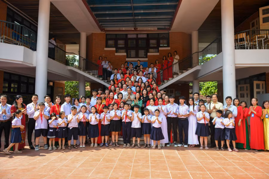 Thủ tướng Phạm Minh Chính, Bộ trưởng Bộ GD&amp;ĐT Nguyễn Kim Sơn và đoàn công tác chụp ảnh lưu niệm tại Trường phổ thông dân lập Hermann Gmeiner - Hà Nội.