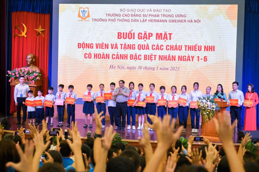 Thủ tướng trao tặng học bổng cho những học sinh có hoàn cảnh đặc biệt.