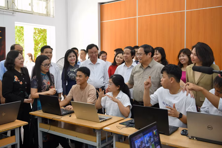 Thủ tướng Phạm Minh Chính, Bộ trưởng Bộ GD&amp;ĐT Nguyễn Kim Sơn và đoàn công tác thăm Trung tâm hỗ trợ phát triển giáo dục hoà nhập thuộc Trường CĐ sư phạm Trung ương.