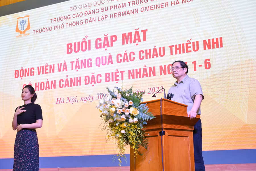 Thủ tướng Phạm Minh Chính phát biểu tại buổi gặp mặt động viên, tặng quà học sinh có hoàn cảnh đặc biệt khó khăn tại Trung tâm hỗ trợ phát triển giáo dục hoà nhập thuộc Trường CĐ sư phạm Trung ương.