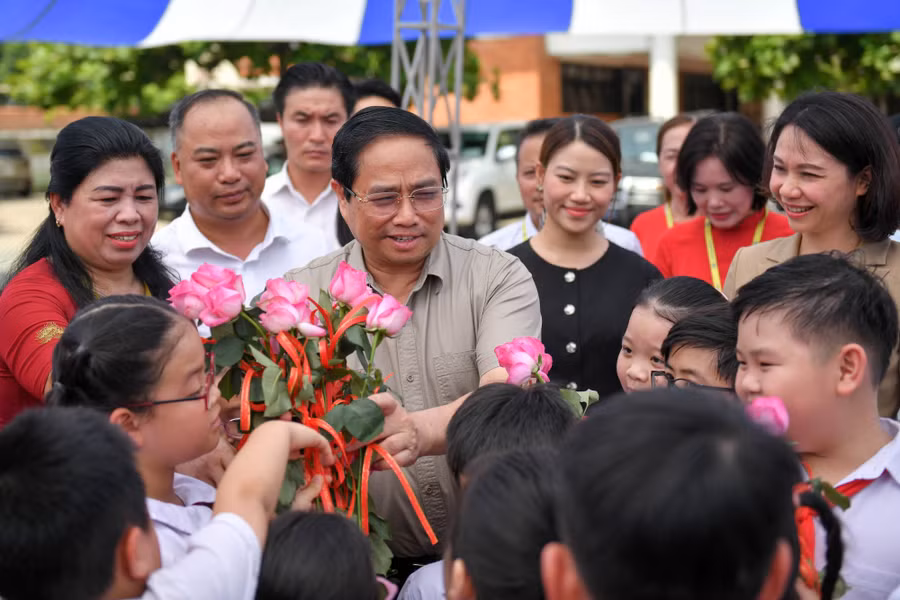 Thủ tướng thăm hỏi, động viên học sinh Trường phổ thông dân lập Hermann Gmeiner - Hà Nội.